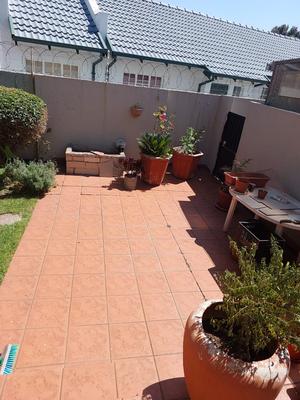 Townhouse For Sale in Bergbron, Roodepoort