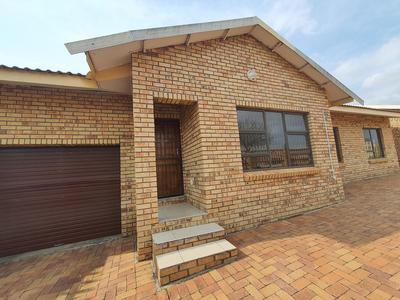 Townhouse For Sale in Lennoxton, Newcastle